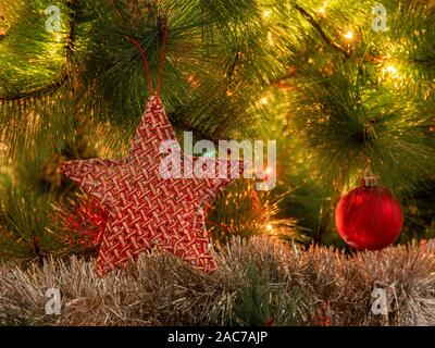 Arbre de Noël décoré, floue et mousseux fond fée. Banque D'Images