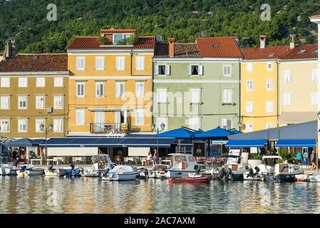 Cafés et restaurants dans le port de la vieille ville de Cres dans le soleil du soir, Cres, la baie de Kvarner, Croatie Banque D'Images