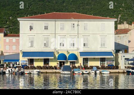 Cafés et restaurants dans le port de la vieille ville de Cres dans le soleil du soir, Cres, la baie de Kvarner, Croatie Banque D'Images