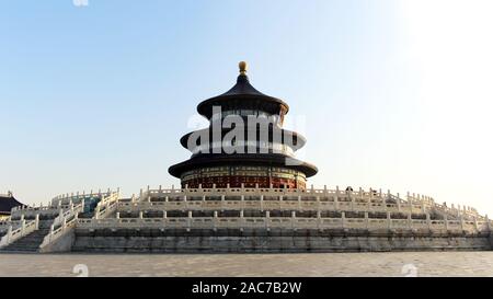 Façade du Temple du Ciel, le 15 novembre 2019, de Pékin en Chine. Le complexe a été visité par les empereurs des dynasties du passé pour les cérémonies annuelles de prier Banque D'Images