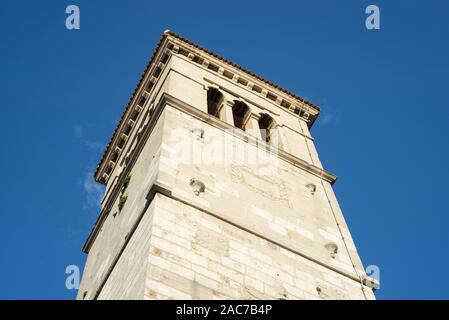 Clocher de l'église Saint Mary dans la neige dans la vieille ville de Cres, l'île de Cres, la baie de Kvarner, Croatie Banque D'Images