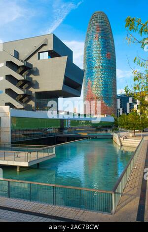 Le Musée du Design et la Tour Agbar à Barcelone. Banque D'Images