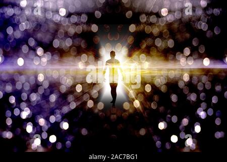 L'âme éternelle. Aura lumineuse ou silhouette humaine dans l'espace sans fin Banque D'Images