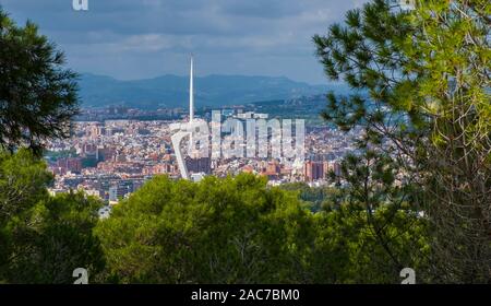 La tour de télécommunications de Montjuic dans le Parc olympique de Barcelone construit pour transmettre des émissions à partir de les Jeux Olympiques de 1992. Banque D'Images