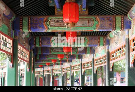 Intérieur de la long couloir avec plafond peint décoré. Par l'intermédiaire de passerelle du Palais d'été, Pékin, Chine Banque D'Images