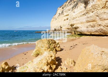 Les roches et falaise à la plage de Carvoeiro, Portugal Banque D'Images