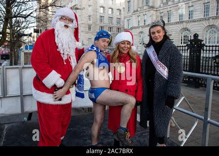 1 décembre 2019 : Vous congrigate au début de l'assemblée annuelle en whichthousands Santa Dash de coureurs habillés en Père Noël exécuter une ambiance festive 5K par Liverpool pour la charité (Image Crédit : © Andy Von Pip/Zuma sur le fil) Banque D'Images