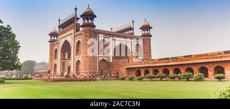 Panorama de la porte d'entrée du Taj Mahal à Agra, Inde Banque D'Images