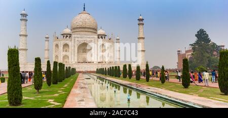 Panorama de l'historic monument Taj Mahal à Agra, Inde Banque D'Images