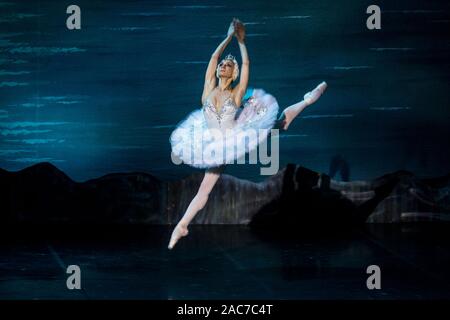 Diana Kosyreva est Odette de Swan Lake ballet effectué par Elik Melikov chorégraphie classique du Ballet Theatre Company à l'étape du RAMT à Moscou Banque D'Images