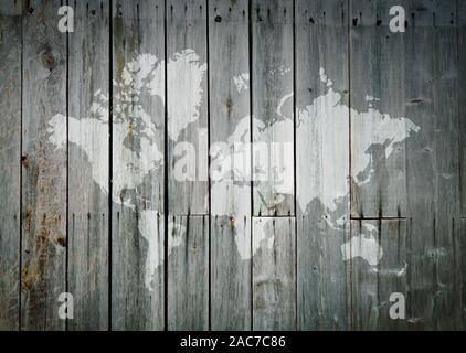 Carte du monde sur un mur en bois vintage Banque D'Images