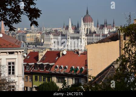 Vue sur les toits de la ville du parlement hongrois de la construction du Bastion des Pêcheurs, Budapest, Hongrie, Europe. Banque D'Images