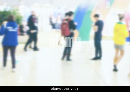 Résumé fond flou de gens d'affaires marche dans l'allée d'immeuble bureau/ silhouettes motion blur, style hall background Banque D'Images