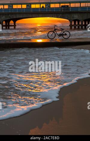 Bournemouth, Dorset UK. 1er décembre 2019. Météo France : magnifique coucher de soleil à la plage de Bournemouth à la fin d'un froid glacial d'hiver ensoleillé sec 24. Vélo, vélo, sur le bord de la mer qui se profile dans le coucher du soleil encadré par la jetée. Credit : Carolyn Jenkins/Alamy Live News Banque D'Images