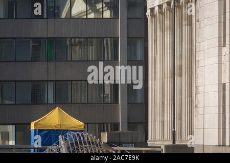 Le matin après l'attaque terroriste à poissonniers Hall, le London Bridge, dans lequel Usman Khan (un condamné libéré, terroristes) tués 2 lors d'une attaque d'un couteau, puis, par la suite, abordé par les passants et abattu par la police armée - l'expertise médico-légale tente où le tueur a été présenté est positionné près de DE POISSONNERIE Hall, le 30 novembre 2019, à Londres, Angleterre, le 30 novembre 2019, à Londres, en Angleterre. Banque D'Images