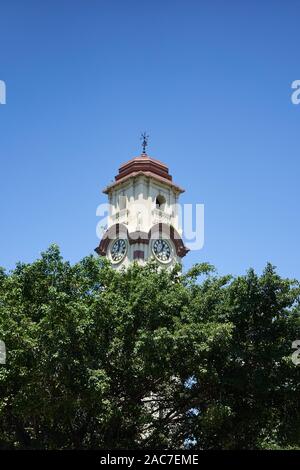 L'horloge de Colombo Fort passant au-dessus des arbres. Chatham Street, Colombo, Sri Lanka Banque D'Images