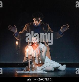 29 novembre 2019, Hambourg : exclusif - La danseuse Alina Cojocaru que Laura Rose Wingfield et Edvin Revazov comme Texas jouer sur la photo la répétition de "La Ménagerie de verre". La première du ballet de J. Neumeier après T. Williams a célébré sa première le 01.12.2019 à l'Opéra d'État de Hambourg. Photo : Markus Scholz/dpa Banque D'Images