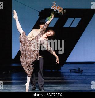 29 novembre 2019, Hambourg : exclusif - La danseuse Patricia Frizia comme Amanda danse avec Edvin Revazov comme Tennessee sur la photo la répétition de 'Die Glasmenagerie'. La première du ballet de J. Neumeier après T. Williams a célébré sa première le 01.12.2019 à l'Opéra d'État de Hambourg. Photo : Markus Scholz/dpa Banque D'Images