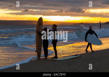 Un Homme Marche Sur Le Surfeur Surf Manhattan Beach