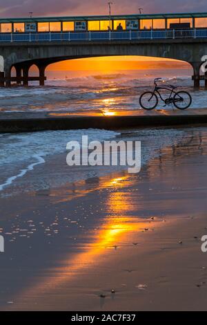 Bournemouth, Dorset UK. 1er décembre 2019. Météo France : magnifique coucher de soleil à la plage de Bournemouth à la fin d'un froid glacial d'hiver ensoleillé sec 24. Vélo, vélo, sur le bord de la mer qui se profile dans le coucher du soleil encadré par la jetée. Credit : Carolyn Jenkins/Alamy Live News Banque D'Images