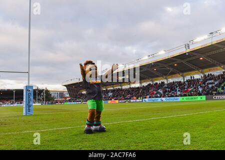 Londres, Royaume-Uni. 06Th Nov, 2019. Les Harlequins mascot divertit les foules pendant la Premiership Rugby Cup match entre Harlequins et de Gloucester à Twickenham Stoop le dimanche, 01 décembre 2019. Londres Angleterre . (Usage éditorial uniquement, licence requise pour un usage commercial. Aucune utilisation de pari, de jeux ou d'un seul club/ligue/dvd publications.) Crédit : Taka G Wu/Alamy Live News Banque D'Images