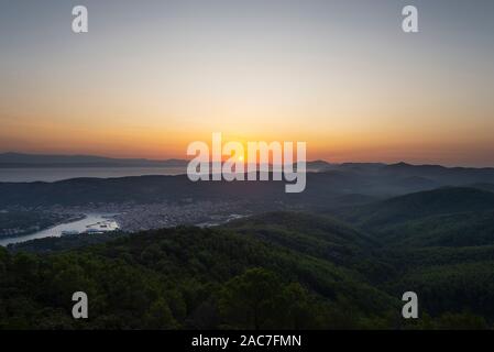 Vue sur le lever de soleil sur l'île de Korcula, Peljesac peninsula et Riviera croate à Makarska de Hum mountain à Vela Luka, Croatie, Korčula Banque D'Images