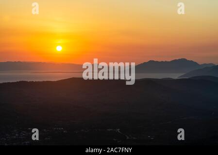 Vue sur le lever de soleil sur l'île de Korcula, Peljesac peninsula et Riviera croate à Makarska de Hum mountain à Vela Luka, Croatie, Korčula Banque D'Images