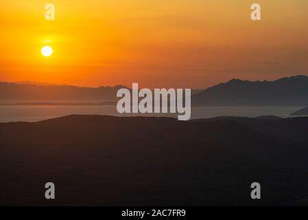 Vue sur le lever de soleil sur l'île de Korcula, Peljesac peninsula et Riviera croate à Makarska de Hum mountain à Vela Luka, Croatie, Korčula Banque D'Images