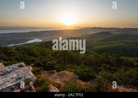 Vue sur le lever de soleil sur l'île de Korcula, Peljesac peninsula et Riviera croate à Makarska de Hum mountain à Vela Luka, Croatie, Korčula Banque D'Images