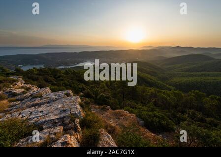 Vue sur le lever de soleil sur l'île de Korcula, Peljesac peninsula et Riviera croate à Makarska de Hum mountain à Vela Luka, Croatie, Korčula Banque D'Images