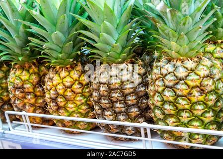 Les fruits ananas frais prêt à vendre à l'hypermarché Banque D'Images