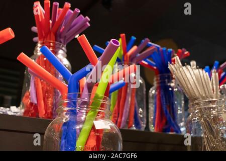 Pailles réutilisables en silicone multicolore et brosses clearning afficher dans des pots Mason, zéro déchets shop, des pratiques durables Banque D'Images