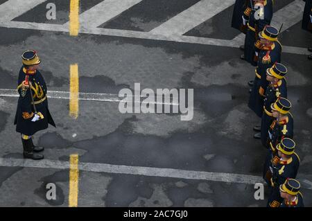 Bucarest, Roumanie - 01 décembre 2019 : pompiers militaire roumaine en mars avant de l'Arc de Triomphe pendant un défilé militaire marquant la Grande Roumanie Banque D'Images