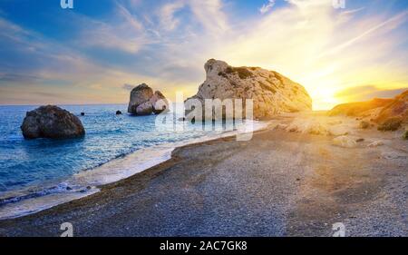 Aphrodite's Beach et de pierre au coucher du soleil en plein soleil. L'attraction principale de Chypre. Le symbole des amoureux. Une destination touristique populaire. Paphos, Banque D'Images