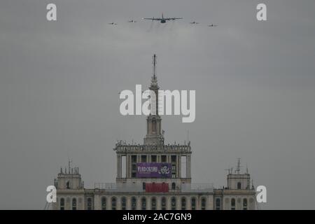 Bucarest, Roumanie - 01 décembre 2019 : avions militaires au cours de la Journée nationale de la Roumanie sur la parade du 1er décembre 2019 à Bucarest, Roumanie. Banque D'Images