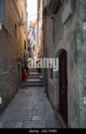 Soleil de l'après-midi illumine une ruelle dans la vieille ville médiévale de Korčula, Dalmatie du Sud, Croatie Banque D'Images