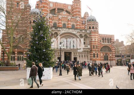 Arbre de Noël de la place de la cathédrale, la cathédrale de Westminster, Victoria, Londres Banque D'Images