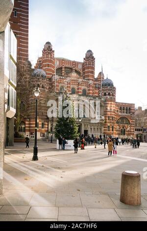 Arbre de Noël de la place de la cathédrale, la cathédrale de Westminster, Victoria, Londres Banque D'Images