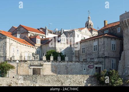 Façades en pierre de la vieille ville de Korčula dans le soleil du soir, l'île de Korčula, Dalmatie du Sud, Croatie Banque D'Images