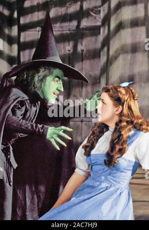 THE WIZARD OF OZ 1939 MGM film avec Judy Garland à droite et Margaret Hamilton, comme la méchante sorcière du Nord Banque D'Images