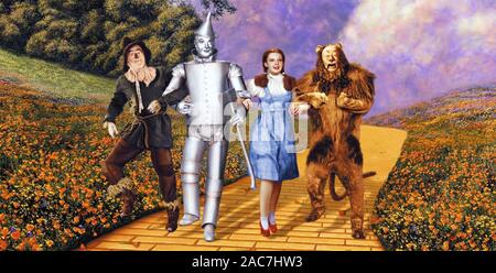 THE WIZARD OF OZ 1939 MGM film avec de gauche à droite : Ray Bolger (l'Épouvantail), John Haley Jnr (Tin Man) Judy Garland (Dorothy) Bert Lahr (le lion lâche) Banque D'Images