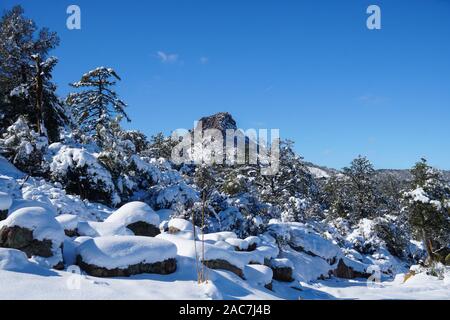 La beauté de Thumb Butte après un début de saison neige dans le centre-nord de l'Arizona. Banque D'Images