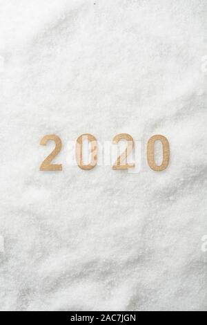 Nouvelle année 2020 en chiffres sur fond de neige, blanc et jaune Banque D'Images