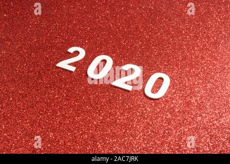 L'année 2020 en chiffres blancs sur fond brillant rouge Banque D'Images