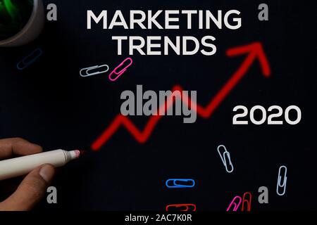 Les tendances marketing 2020 écrire sur tableau noir l'arrière-plan. Banque D'Images