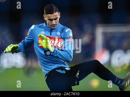 1er décembre 2019 ; le stade San Paolo, Naples, Campanie, Italie ; football Serie A, Naples et Bologne ; gardien Alex Meret chauffe - usage éditorial Banque D'Images