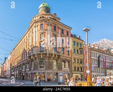 INNSBRUCK, Autriche, Europe - 26 octobre 2019 : scène de rue en milieu urbain à Innsbruck, Autriche. façade des bâtiments historiques de la célèbre ville du Tyrol Banque D'Images