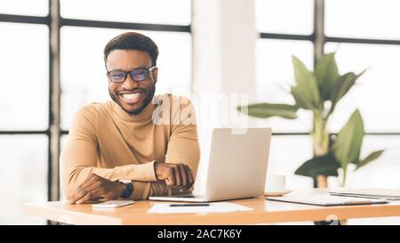 Portrait de beau black man looking at camera Banque D'Images