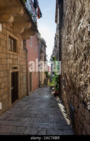 Ruelle de la vieille ville médiévale de Korcula dans l'éclairage du soleil du matin, l'île de Korčula, Dalmatie du Sud, Croatie Banque D'Images