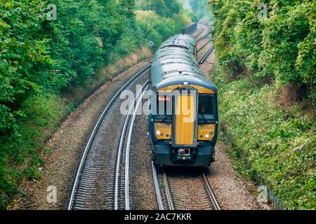 375/6,classe,électrique,quatre trains de voyageurs,voiture,unité livrée Sud-Est,en direction de Canterbury, Kent, No. 375615 Banque D'Images